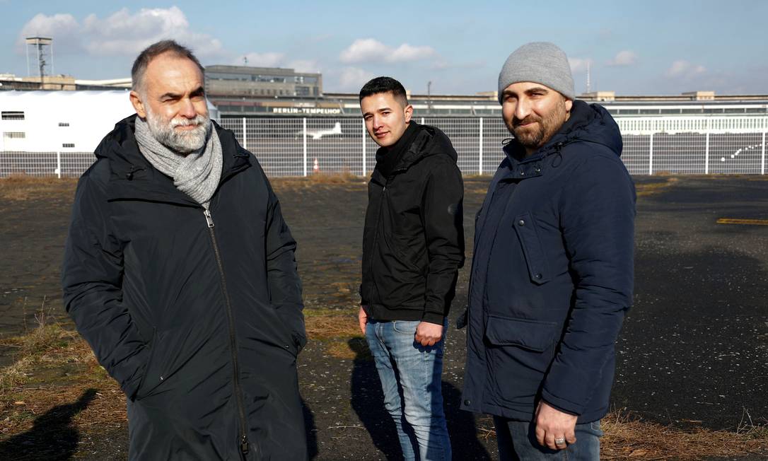 O cineasta brasileiro (à esquerda), com os refugiados Ibrahim Al Hussein, da Síria, e Qutaiba Nafea, do Iraque Foto: FABRIZIO BENSCH / REUTERS