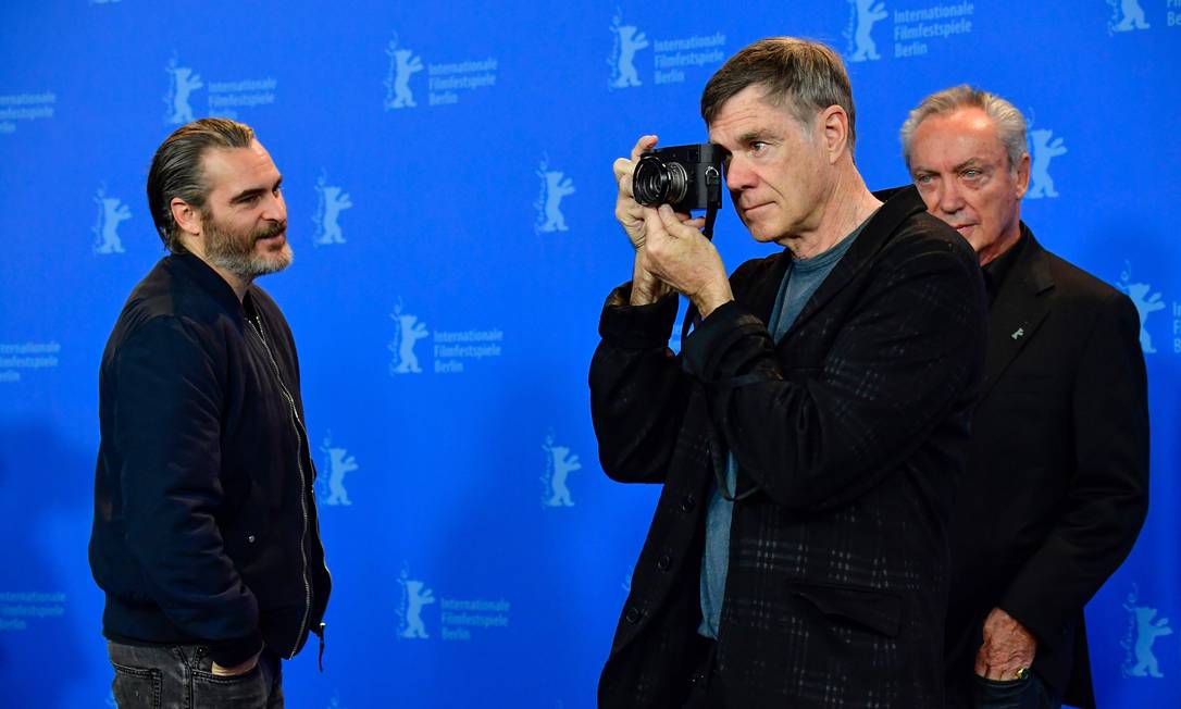 Joaquin Phoenix, o diretor Gus Van Sant e o ator alemão Udo Kier no lançamento de 'Don't worry, he won't get far on foot', no Festival de Berlim Foto: TOBIAS SCHWARZ / AFP
