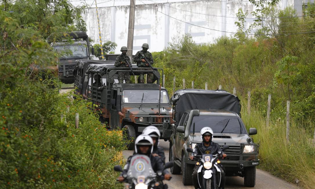 Veículos do Exército deixam Presídio Milton Dias Moreira, após militares fazerem revista nas celas Foto: Pablo Jacob / Agência O Globlo