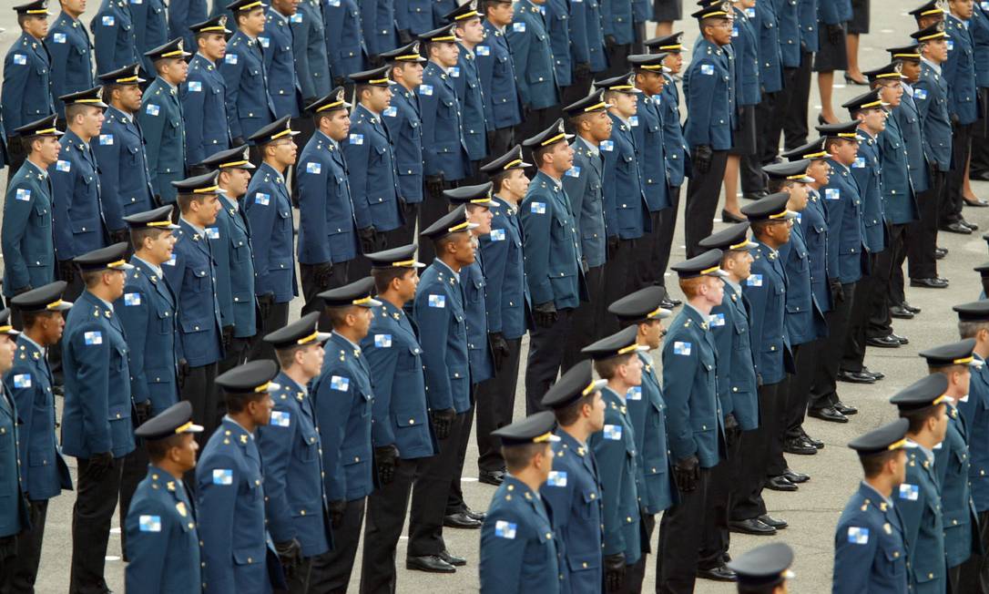 Formatura de novos oficiais da Polícia Militar, em Sulacap (Arquivo 01/12/2003) Foto: Márcia Foletto