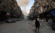 Sírio caminha em uma rua de Douma, cidade em Ghouta Oriental, sob o cerco do regime: “A noção de guerra justa supõe que haja guerras injustas”, observa Rony Brauman, cofundador da MSF