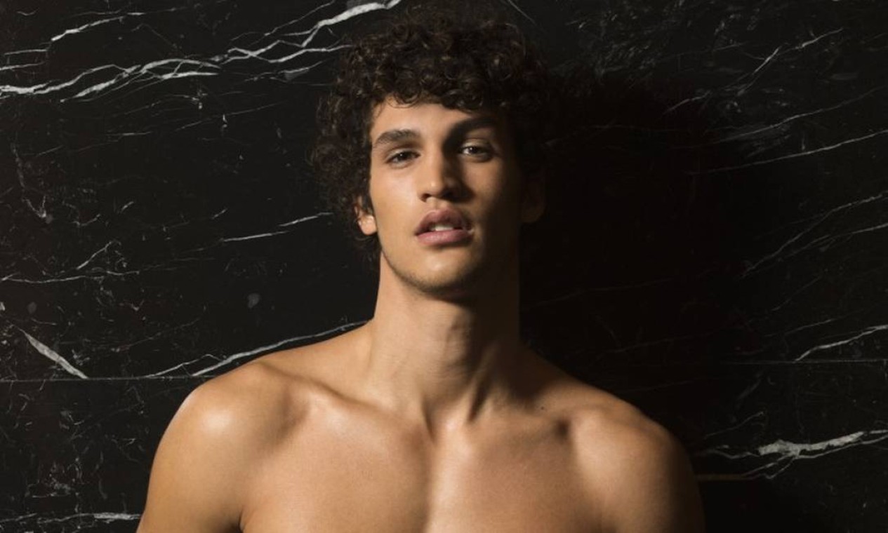 A sensualidade natural do modelo Francisco Henriques - Jornal O Globo