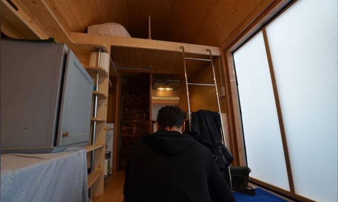 O refugiado afegão Sadiq em sua casa de madeira, em Paris Foto: Umberto Bacch/Reuters
