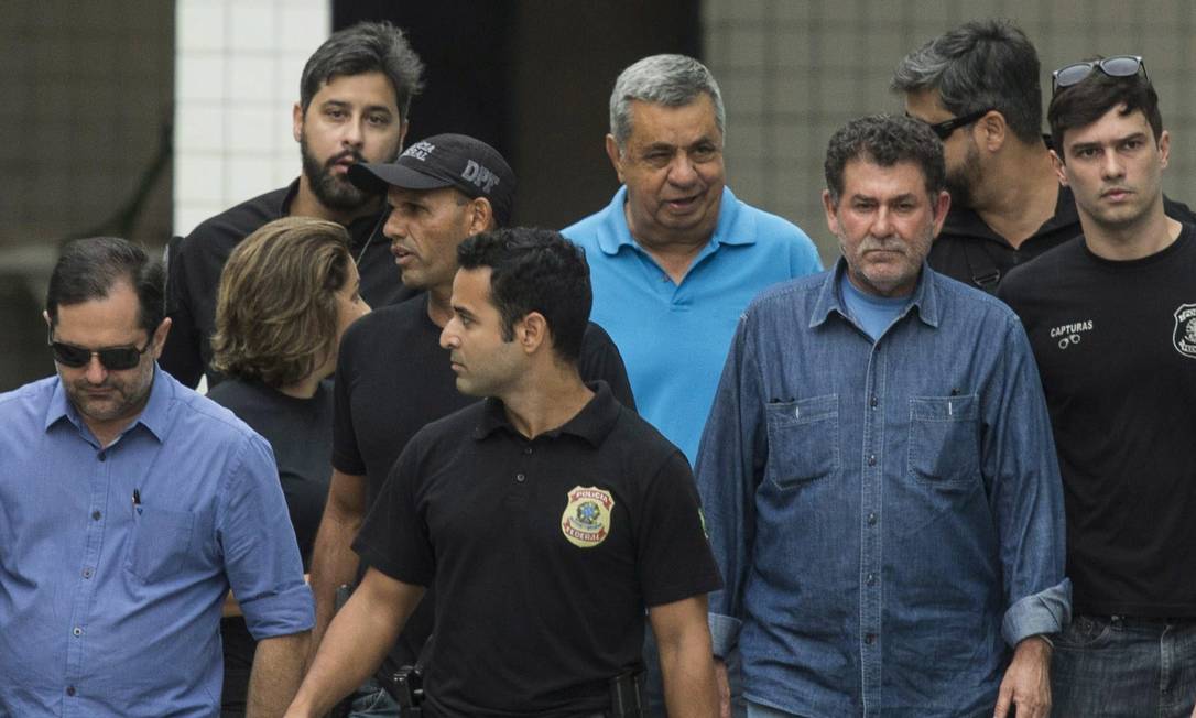Albertassi (à esquerda), Picciani e Melo escoltados por policiais federais Foto: Guito Moreto / Agência O Globo/21-11-17