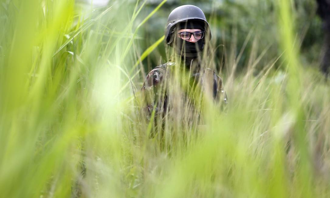 Militar durante operação em São Goncalo Foto: Marcos de Paula / Agência O Globo