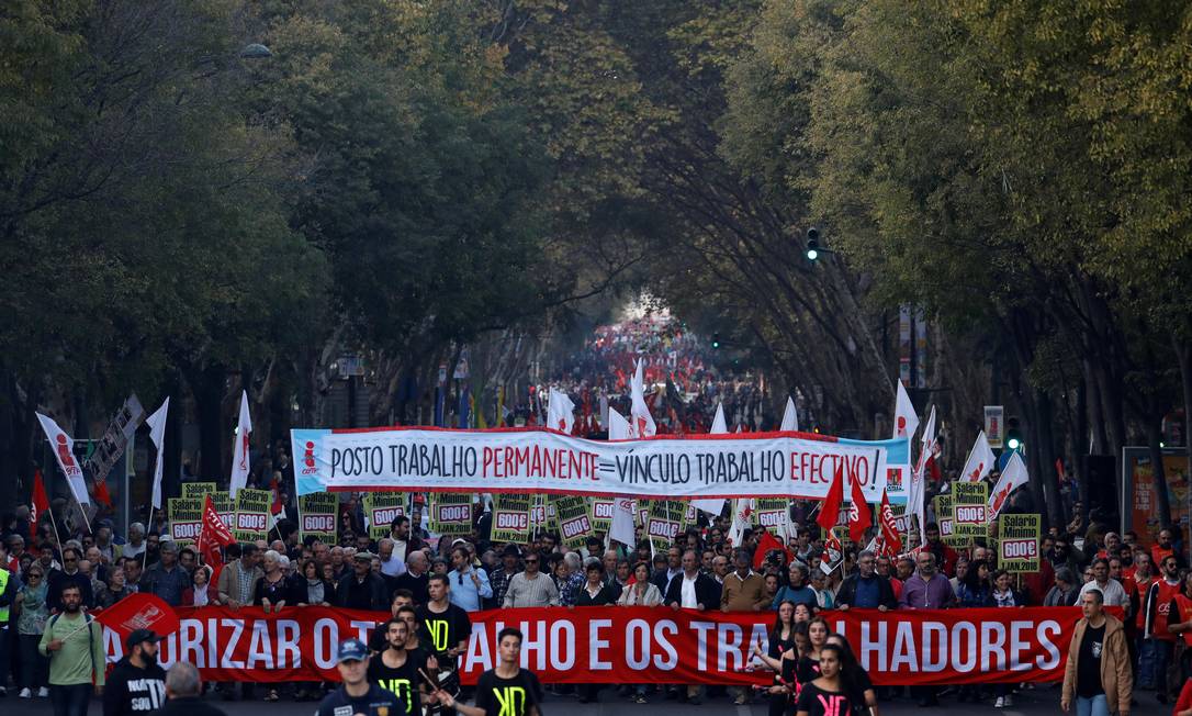 Manifestantes convocados por sindicatos protestam em Lisboa em novembro por reposição salarial e valorização dos trabalhadores: várias categorias já anunciaram greves neste mês de março para pressionar o governo Foto: Rafael Marchante / Reuters/18-11-2017
