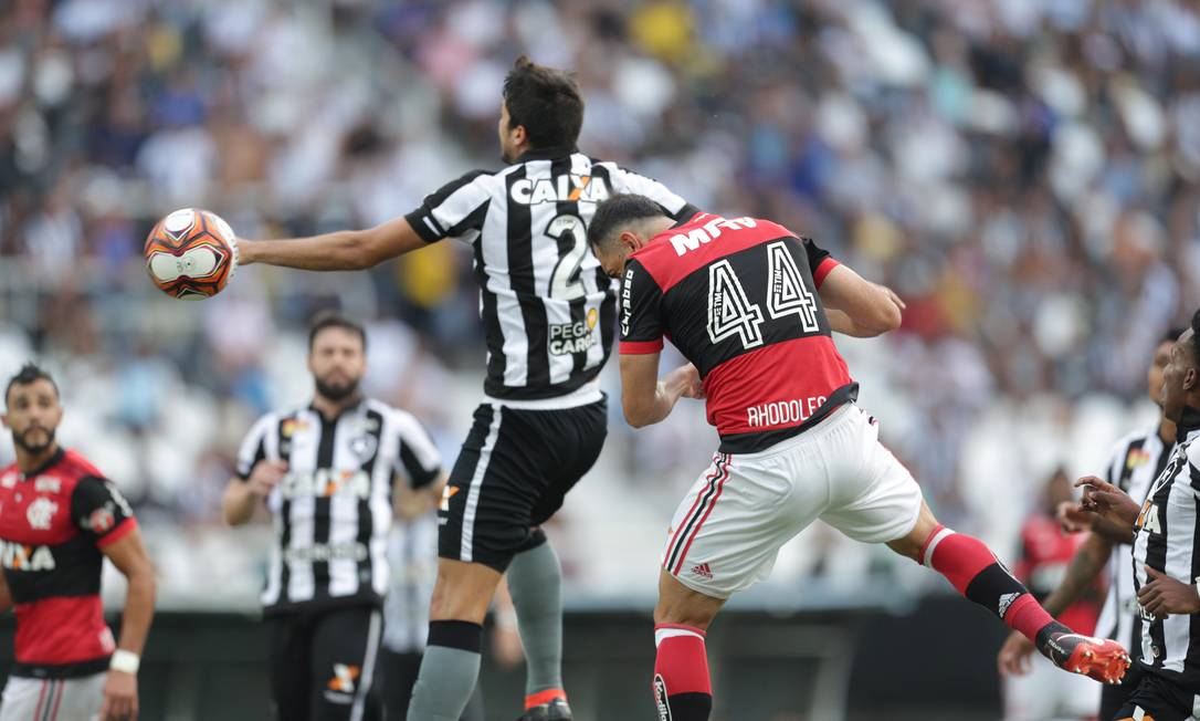 Com gols no começo do jogo, Flamengo derrota o Botafogo e se sustenta na  liderança