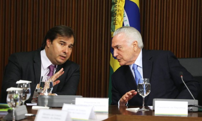 Temer ao lado de Rodrigo Maia, presidente da Câmara dos deputados 01/03/2018 Foto: Ailton de Freitas / Agência O Globo