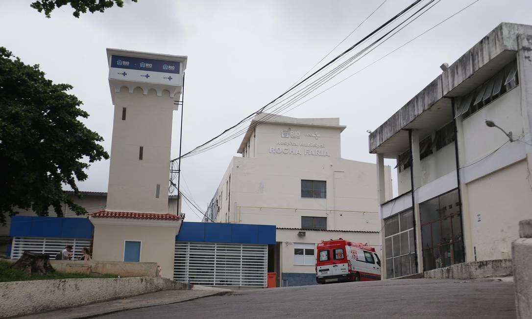 Mulher internada no Hospital Rocha Faria com febre hemorrágica