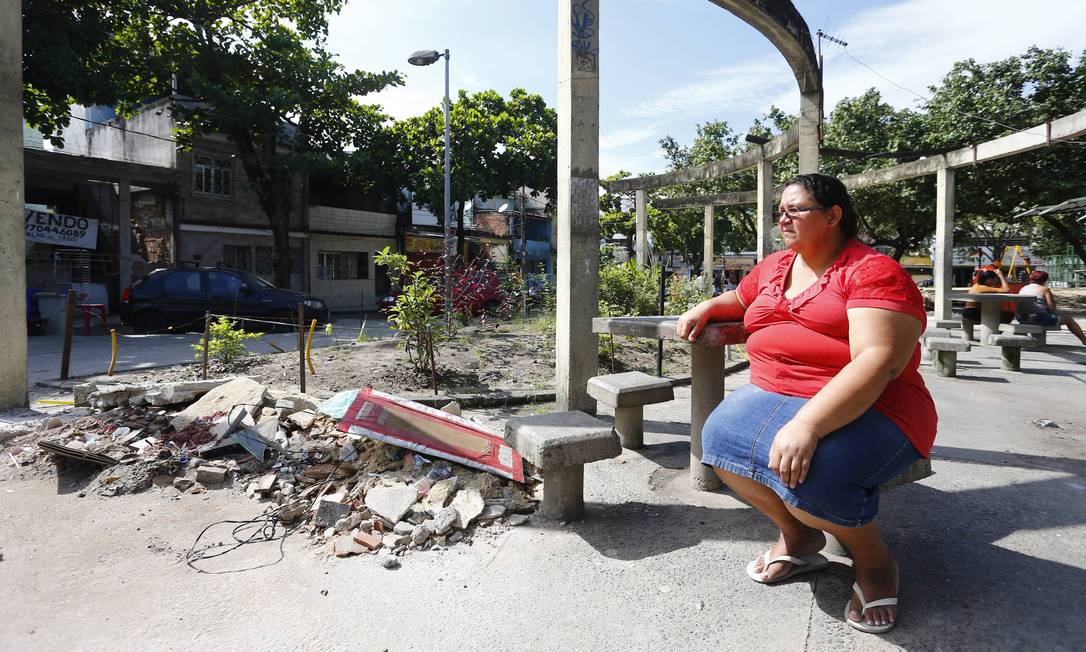 
A comerciante Neide Castor desolada em frente ao local onde ficava sua barraca na Vila Kennedy Foto: Pablo Jacob / Agência O Globo