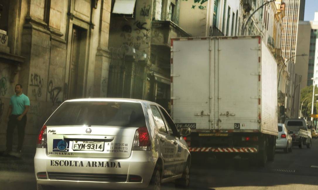 Proteção. Caminhão faz entrega no Centro do Rio com escolta armada: seguros já exigem medidas para mitigar riscos Foto: Antonio Scorza / Antonio Scorza