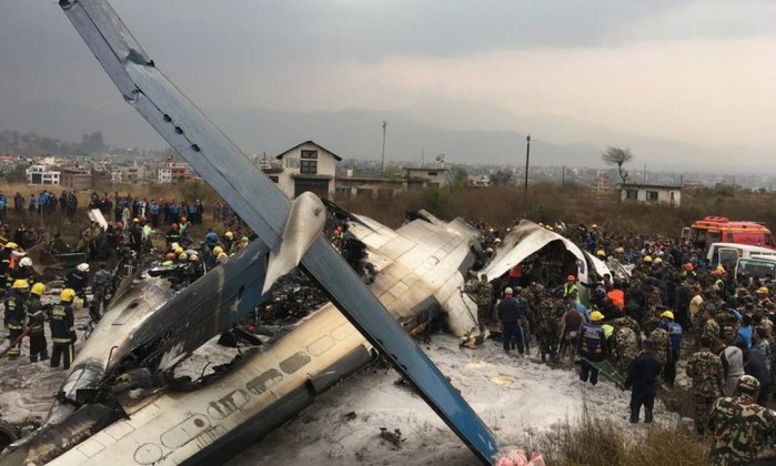 Resultado de imagem para Queda de avião no Nepal deixa quase 50 mortos