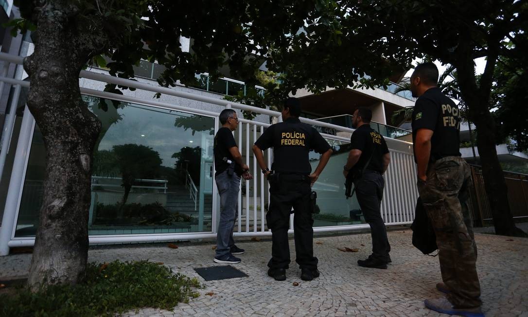 Agentes da PolÃ­cia Federal chegam para cumprir mandados da "OperaÃ§Ã£o PÃ£o Nosso" na Barra da Tijuca. Ela investiga esquemas fraudulentos em contratos de alimentaÃ§Ã£o em presÃ­dios. Ao longo dos seis anos de sua existÃªncia, esses contratos chegaram aos R$ 72 milhÃµes. Pablo Jacob / Pablo Jacob