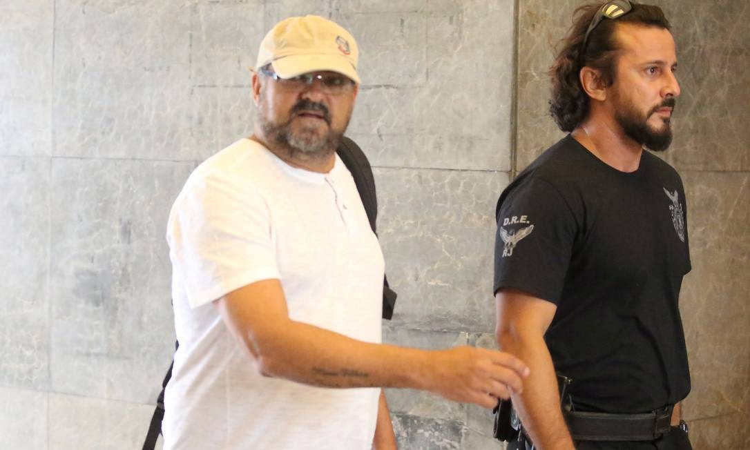 Sérgio Roberto Pinto da Silva, chegando na PF, por conta de mandado de prisão preventiva. Ele é sócio das empresas Casa Nova Universal Câmbio Viagens e Turismo e Plus Câmbio Viagens e Turismo Fabiano Rocha / Agência O Globo