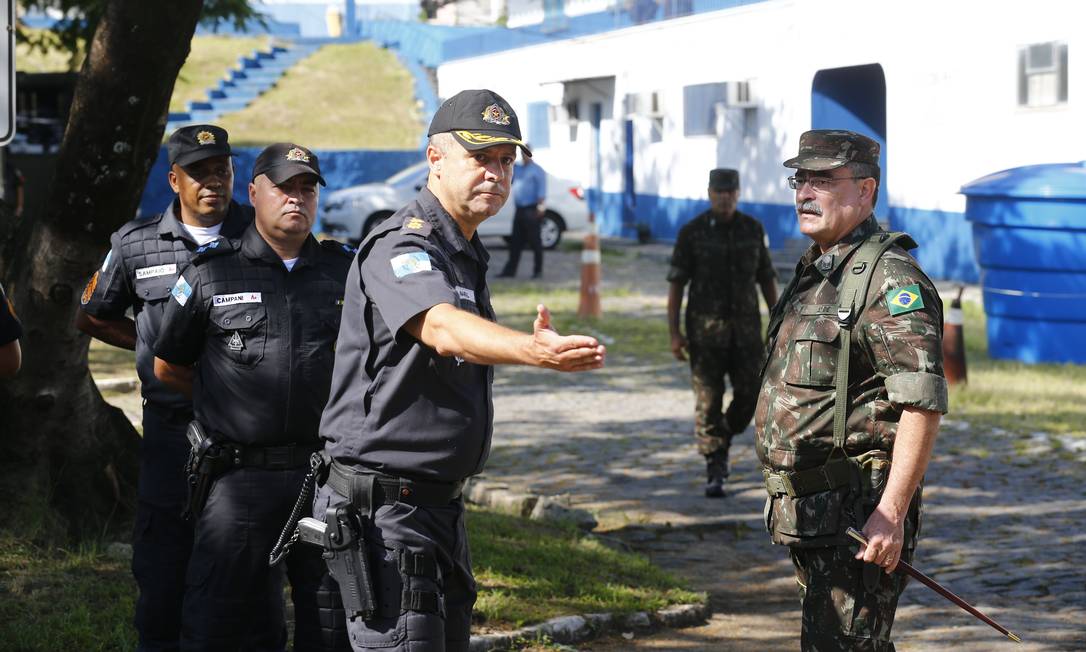 O general Mauro Sinott é recebido pelo comandante do 14º BPM, coronel Amaral, durante a vistoria Foto: Pablo Jacob / Agência O Globo
