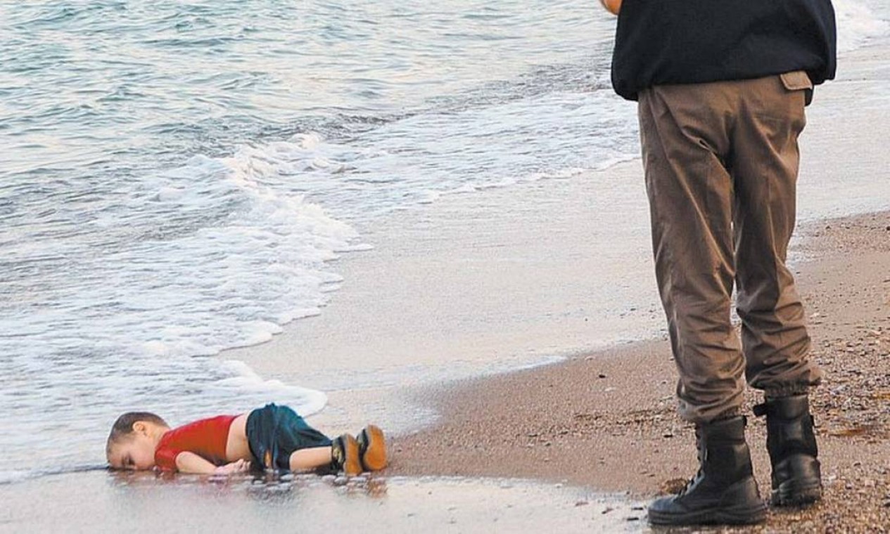 A morte do menino sírio Aylan Kurdi, afogado em setembro de 2015 quando a família tentava ir da Turquia para a Europa, chama a atenção do mundo para a questão dos refugiados: com cada vez mais pessoas deixando a Síria, a Europa passa a viver uma grave crise migratória Foto: Reuters