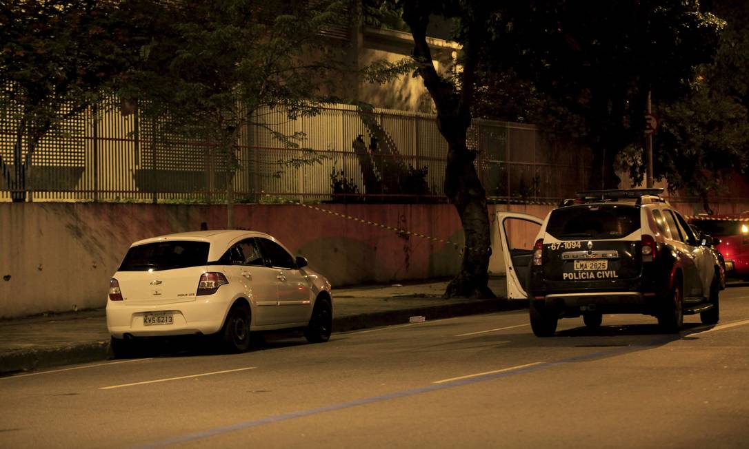 Local do crime: vidro traseiro direito do carro ficou estilhaçado Foto: Uanderson Fernandes / Agência O Globo