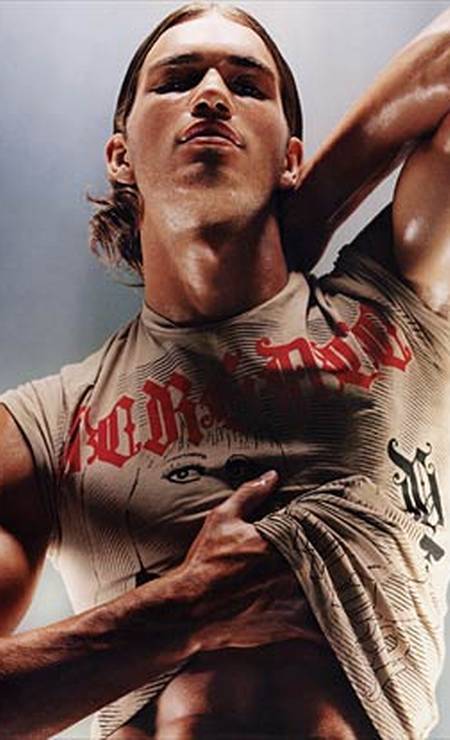 Entre 2002 e 2005, o modelo mineiro Bruno Santos viveu seu auge, estrelando campanhas importantes para as grifes de Giorgio Armani e Versace (foto) Foto: Divulgação