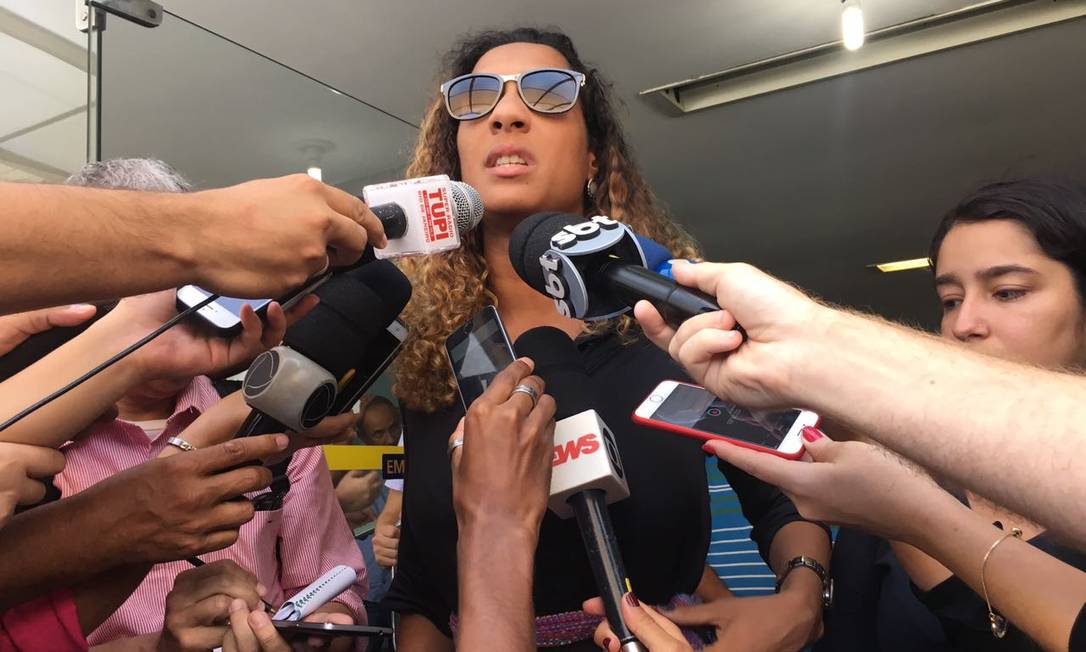 Anielle Silva, irmã da vereadora Marielle Franco, durante coletiva em frente ao Instituto Médico-Legal Foto: Natália Boere / Agência O Globo
