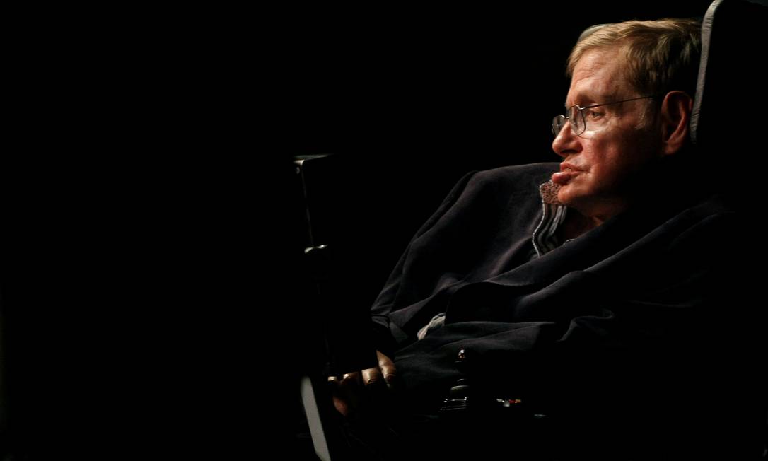 
Hawking em seu escritório na Universidade de Cambridge: quase incapaz de se mexer, físico fez importantes contribuições para a ciência e o entendimento do Universo
Foto:
/
REUTERS/Mike Hutchings/11-05-2008
