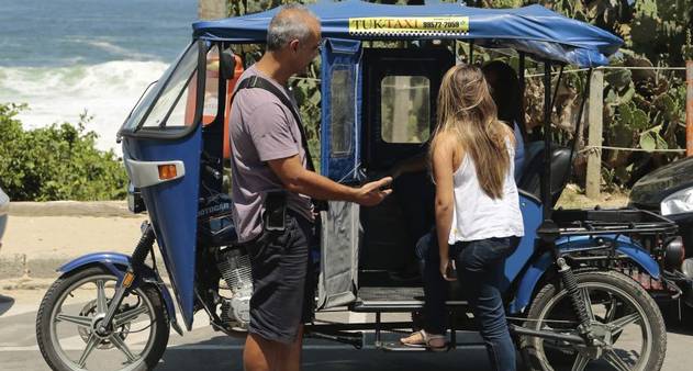 Transporte tailandês com triciclo, moto, táxi, mini ônibus