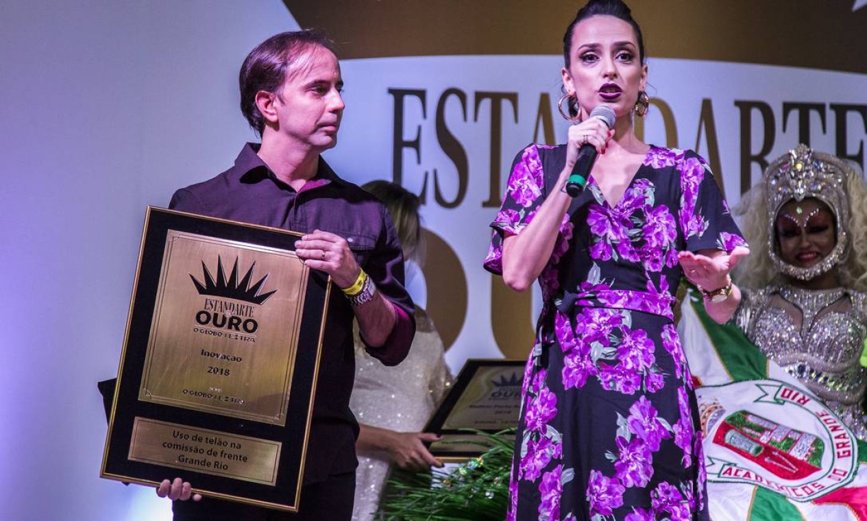 Na estreia da categoria Inovação, os vencedores foram Priscilla Mota e Rodrigo Negre, da Grande Rio Foto: Hermes de Paula / Agência O Globo