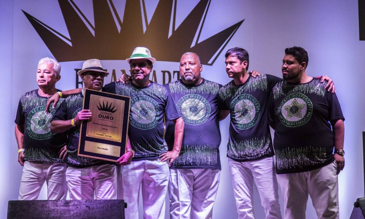 Compositores da Mocidade Independente de Padre Miguel subiram ao palco para receber o prêmio Foto: Hermes de Paula / Agência O Globo
