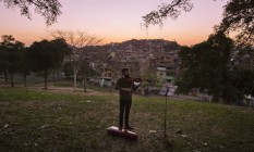 Gabriel Dionisio toca viola na Orquestra Maré do Amanhã, que nasceu em resposta a um ato de violência Foto: Daniel Marenco / Agência O Globo