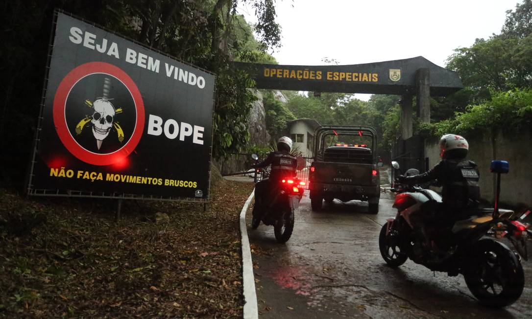 Militares fazem inspeção no Batalhão de Operações Especial Foto: Fabiano Rocha / Agência O Globo