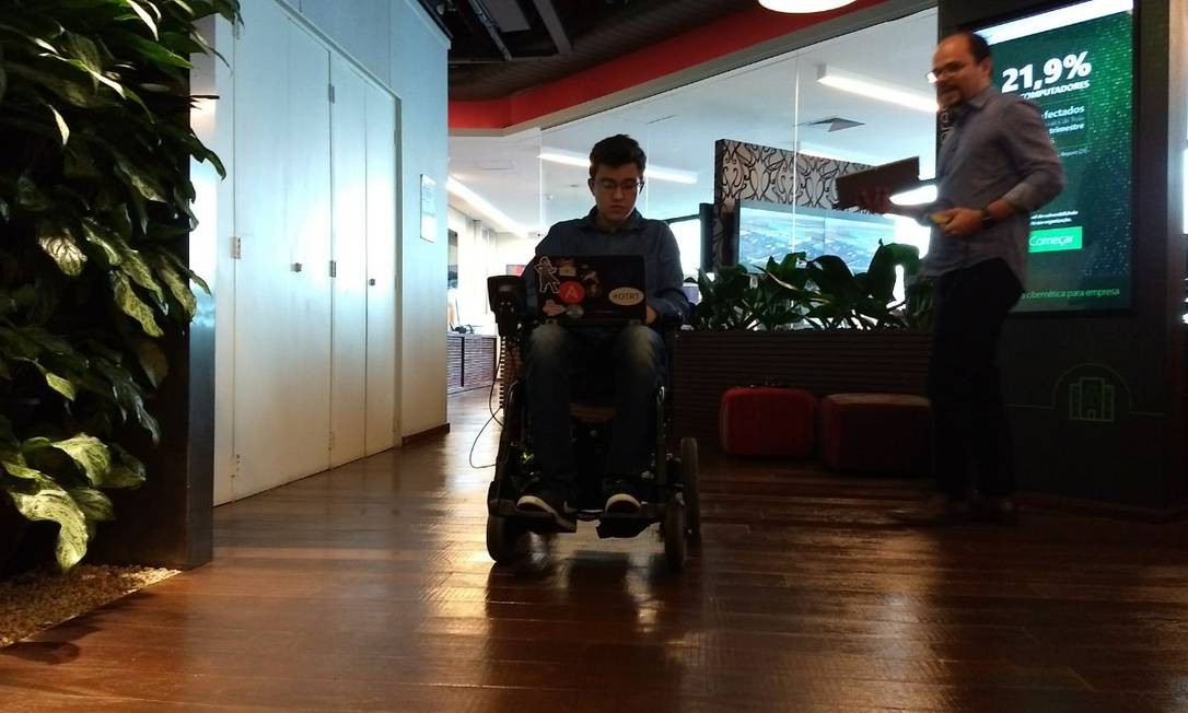 Funcionário da Microsoft testa cadeira motorizada Foto: Divulgação