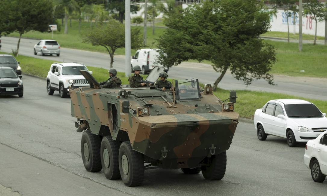 Exército faz patrulhamento na Avenida Brasil Foto: Gabriel de Paiva / Agência O Globo