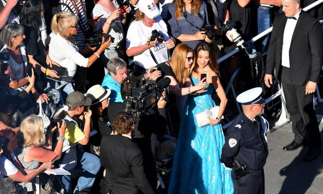 A atriz Michelle Yeoh posa para uma selfie na abertura do Festival de Cannes de 2017 Foto: LOIC VENANCE / AFP
