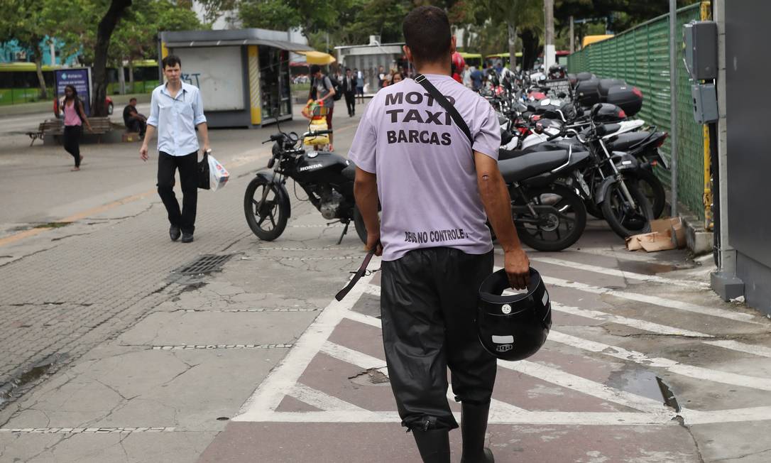 No Centro de Niterói, grupos de mototaxistas se dividem em oito pontos. Eles se organizam diferenciando as cores dos coletes Foto: Bárbara Lopes / Agência O Globo
