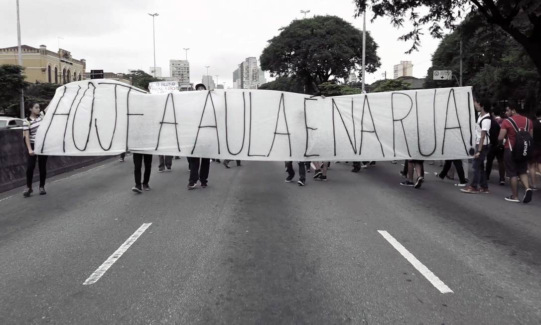 
Estudantes secundaristas protestam nas ruas de São Paulo contra o projeto de reestruturação da educação no governo do estado; Manifestações foram reprimidas com truculência pela polícia
Foto:
Divulgação
