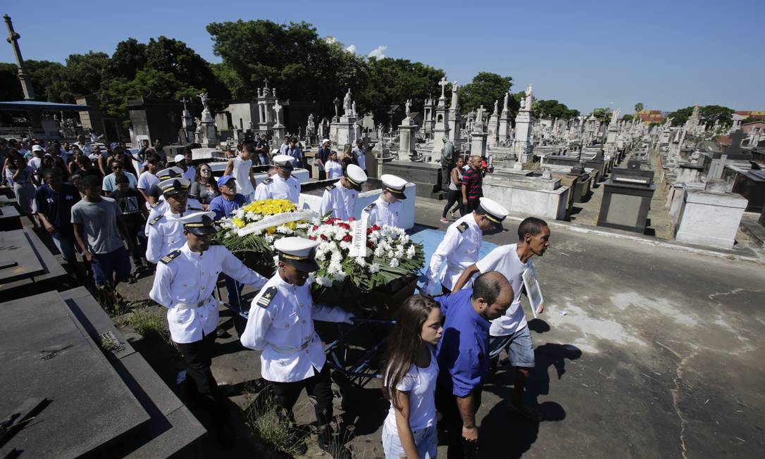 Corpo de Matheus foi enterrado no cemitério do Caju Foto: Alexandre Cassiano / Agência O Globo
