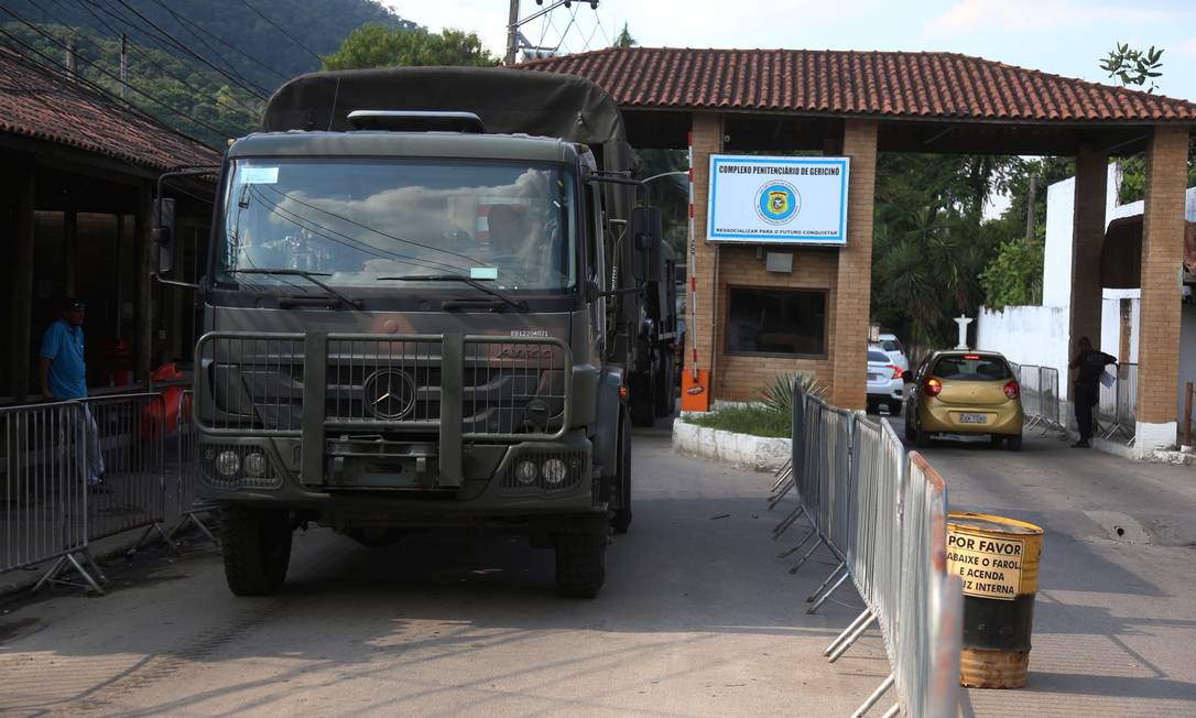 Veículo do Exército deixa Presídio Bangu 3 após vistoria em 27/03/2018 Foto: Fabiano Rocha / Agência O Globo