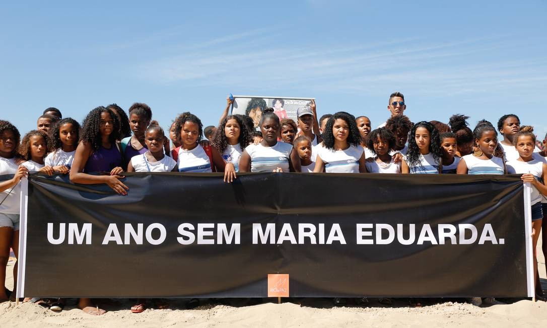Com outra faixa, estudantes lembram um ano sem a colega morta a tiro dentro da Escola Municipal Daniel Piza Brenno Carvalho / AgÃªncia O Globo