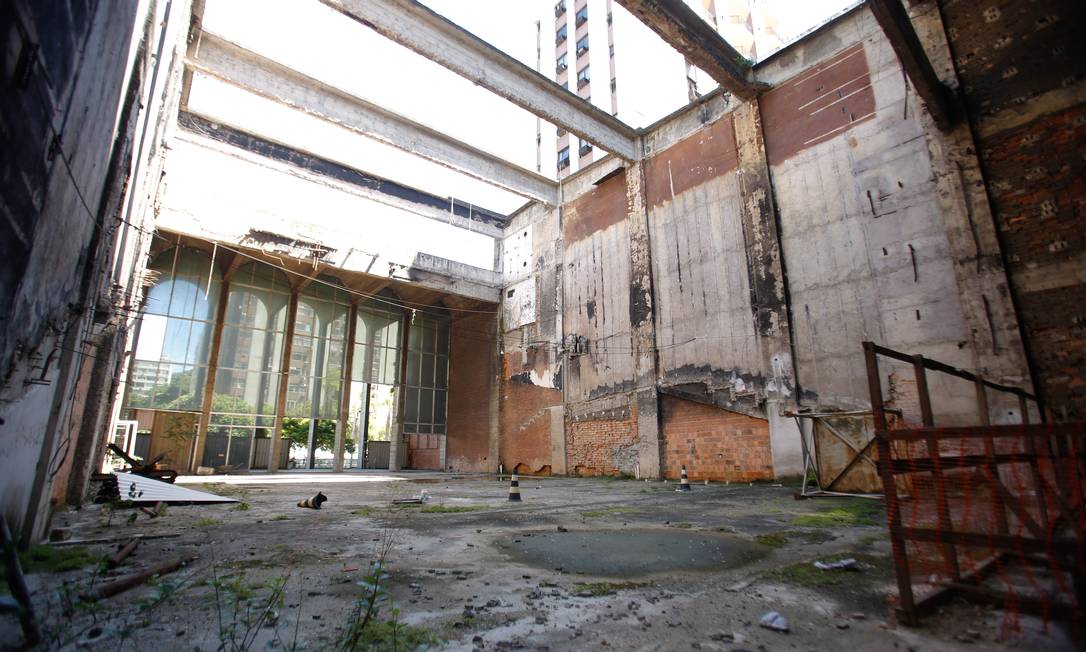 Teatro Villa-Lobos vira depósito de lixo e abrigo de moradores de rua