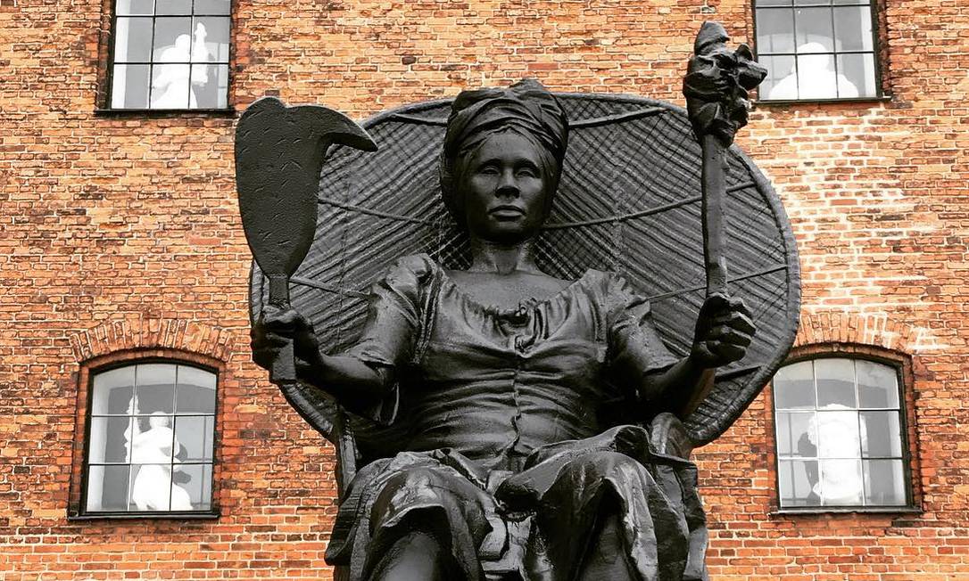 A estátua "I am Queen Mary", em Copenhangue Foto: Reprodução do Instagram/@akindelephant