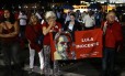 Grupo pró-Lula protesta contra a prisão do ex-presidente