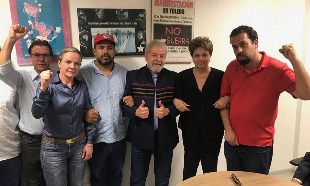 Lula a aliados, entre eles o pré-candidato Guilherme Boulos e a ex-presidente Dilma Rousseff no sindicato dos Metalúrgicos do ABC às vésperas da prisão Divulgação/ PT