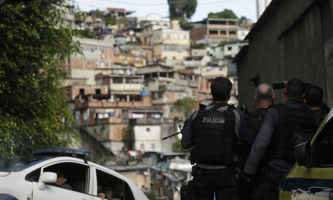 Polícia tenta cumprir 50 mandados de prisão em morros da região central