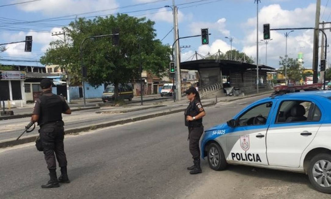 Policiais do 27º BPM (Santa Cruz) reforçaram o policiamento próximos à estação incendiada Foto: Divulgação / Polícia Militar