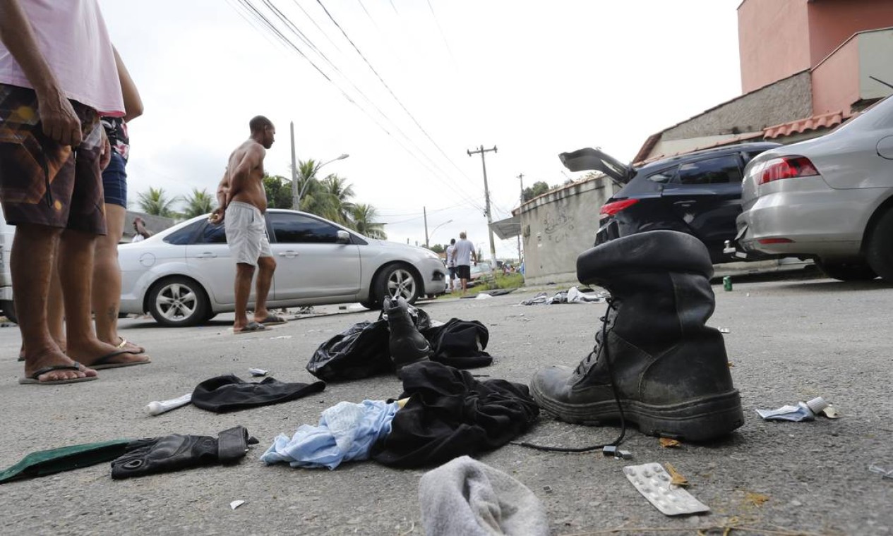 Coturnos e roupas pretas foram apreendidos Foto: Antonio Scorza / Agência O Globo