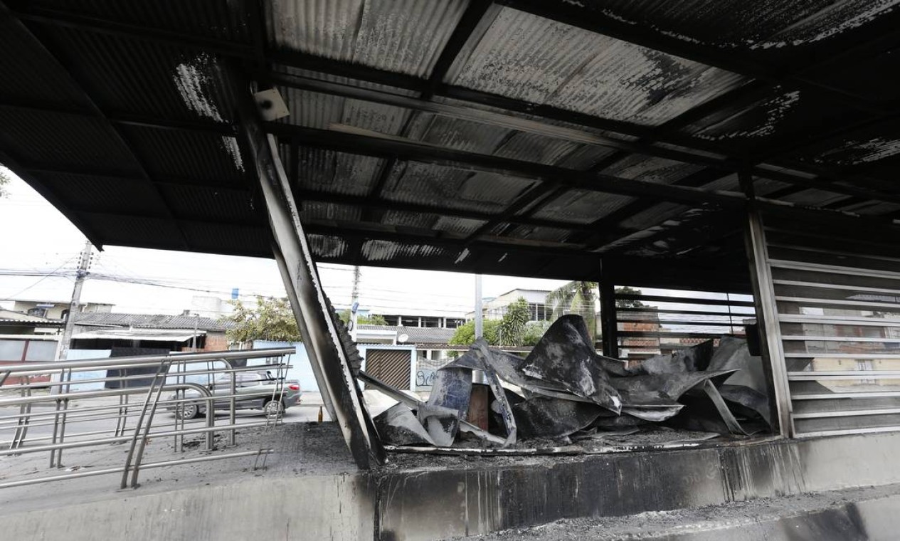 A estação do BRT Cesarão 3 foi incendiada por bandidos Foto: Antônio Scorza / Agência O Globo