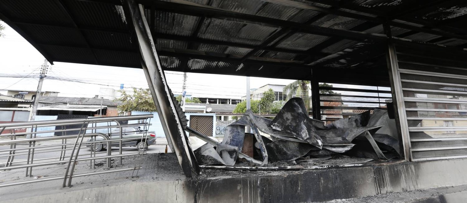 A estação do BRT Cesarão 3 foi incendiada por bandidos Foto: Antonio Scorza / Agência O Globo