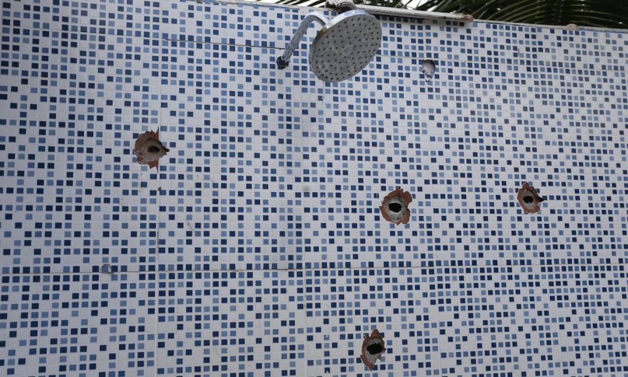 As marcar de balas na parede do sítio, onde milicianos entraram confronto com a polícia Foto: Antônio Scorza / Agência O Globo