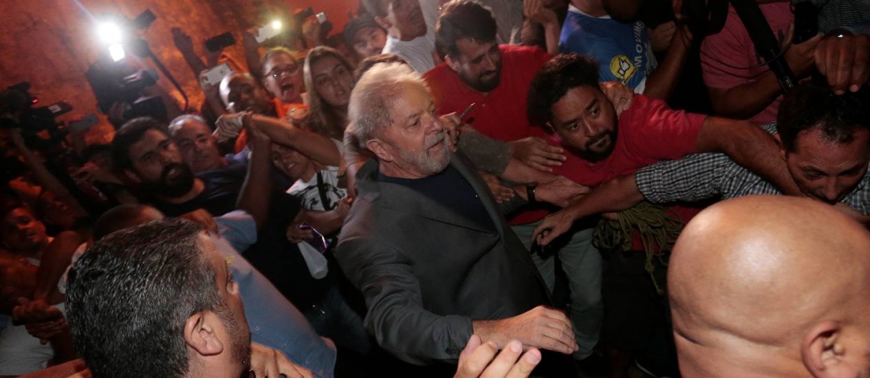 Lula deixa o Sindicato dos MetalÃºrgicos a pÃ© Foto: STRINGER / REUTERS