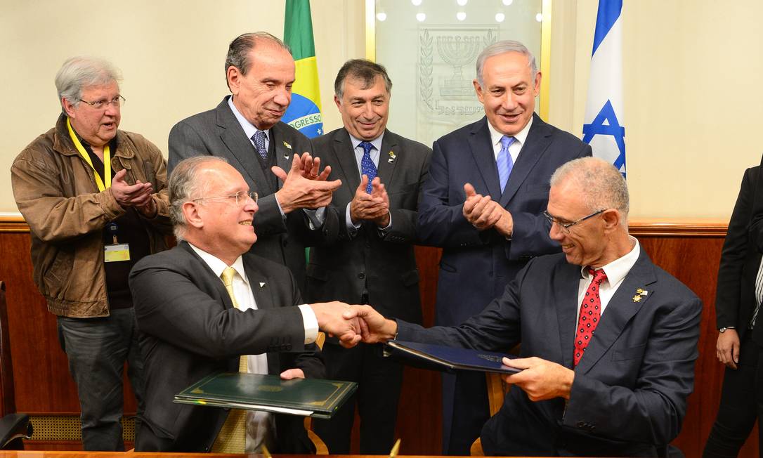 Em fevereiro de 2018, o chanceler brasileiro, Aloysio Nunes (de pé, à esquerda), participa de assinatura de acordo durante visita a Israel; na foto, estão o premier israelense, Benjamin Netanyahu (de pé, à direita), e os embaixadores dos dois países Foto: Arthur Max / AIG-MRE
