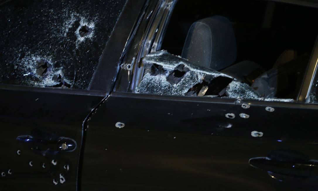 BMW foi atingida por diversos disparos Foto: ANTONIO SCORZA / Agência O Globo